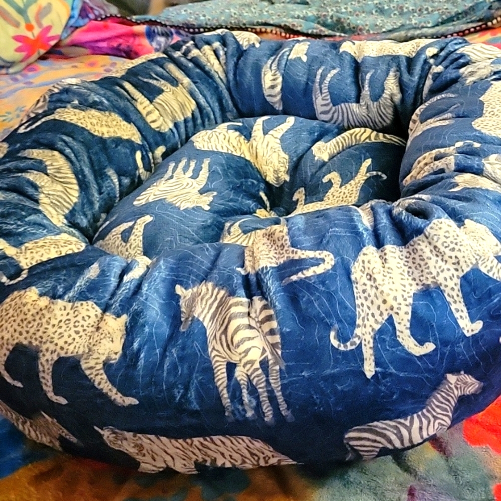 Johnny Was Tiger Dog Bed, S Extra Plush, Unique Tiger & Zebra Design, NWT - Picture 3 of 15
